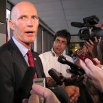 Periodistas denuncian límites en coberturas por gobernador de Florida