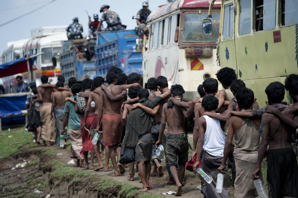 Cientos de migrantes, que fueron encontrados en un precario bote en el mar antes de desembarcar en Birmania, son trasladados a un refugio en MeeThike, en las afueras de Maungdaw, norte del estado Rakhine, el 4 de junio de 2015. (AFP / Ye Aung Thu)