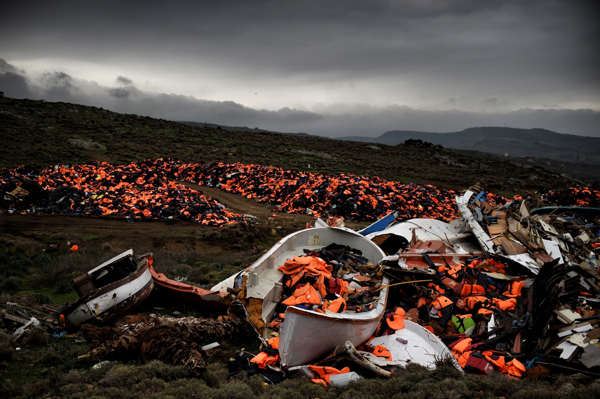 Botes destruidos y miles de chalecos salvavidas, usados por migrantes para cruzar el mar Egeo, quedan tirados en Mithimna, el 19 de febrero de 2016. (AFP / Aris Messinis)