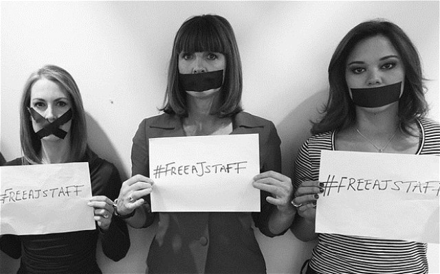 Sue Turton (en el medio) tuiteó esta foto con la reclama la liberación de sus colegas de Al Jazeera en Egipto.