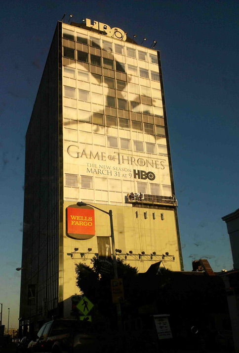 Fuente: Ad week. La sombra del dragón de Game of Thrones en NYT (arriba) y sobre edificio de HBO en Los Ángeles