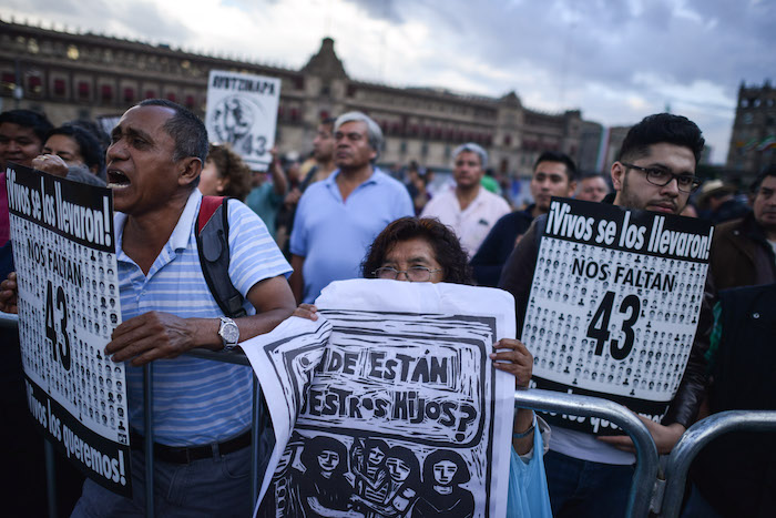 MÉXICO, D.F., 24SEPTIEMBRE2015.- Familiares de los 43 estudiantes normalistas desaparecidos el 26 de septiembre en Iguala Guerrero, realizaron una conferencia en el Platón 43x43, después de su reunión con el presidente de México, Enrique Peña Nieto. Los padres informaron que el ejecutivo no se comprometió a nada y convocan a la sociedad a manifestarse el próximo 26 de septiembre, día en el que se cumple el primer aniversario del ataque y la desaparición. FOTO: ADOLFO VLADIMIR /CUARTOSCURO.COM