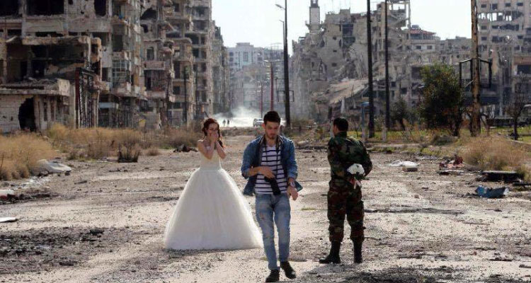 Ambigüedad Residuos aspecto Este fotógrafo sirio busca detener la injusticia y difundir el amor y la  paz - Clases de Periodismo