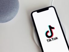 BBC insta al personal a eliminar TikTok de los teléfonos móviles de la empresa